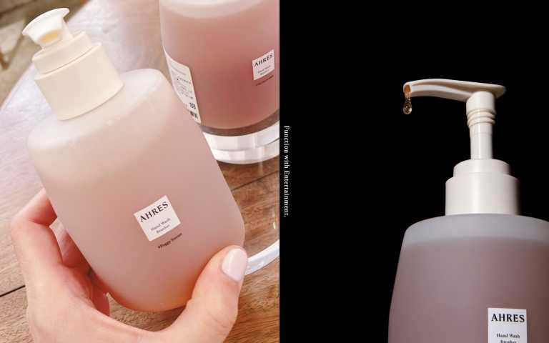 成分以山核桃殼、紅豆種子碾碎而成的天然磨砂顆粒,搭配胺基酸清潔成分,細緻泡沫包覆雙手,溫和去角質,同時滋養修護。AHRES 磨砂洗手露 310ml / 1,000元(圖/品牌提供、黃筱婷攝)
