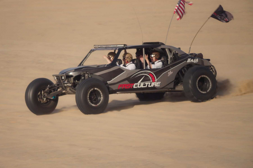 DAY6駕駛越野車在沙漠上奔馳,直呼新鮮有趣。(圖/采昌國際多媒體提供)