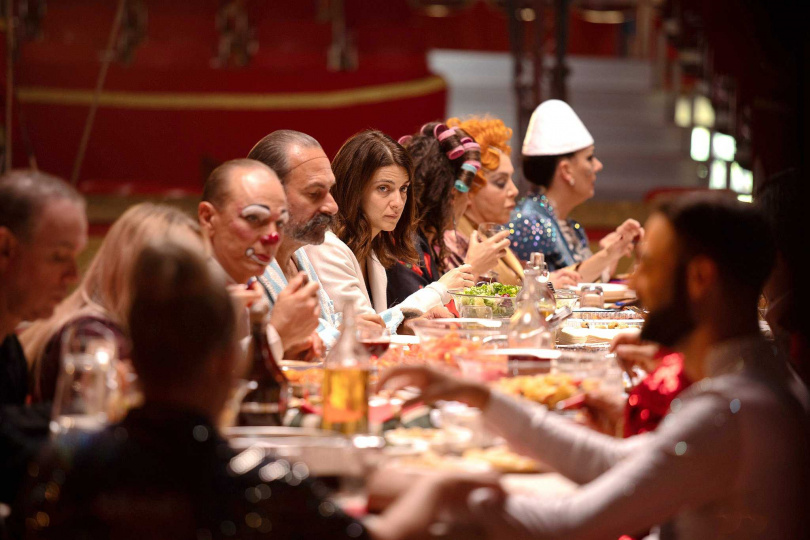 芭芭拉‧龍琪在《十分鐘新鮮事》「扮不速之客吃免費霸王餐」解憂。（圖／海鵬影業）