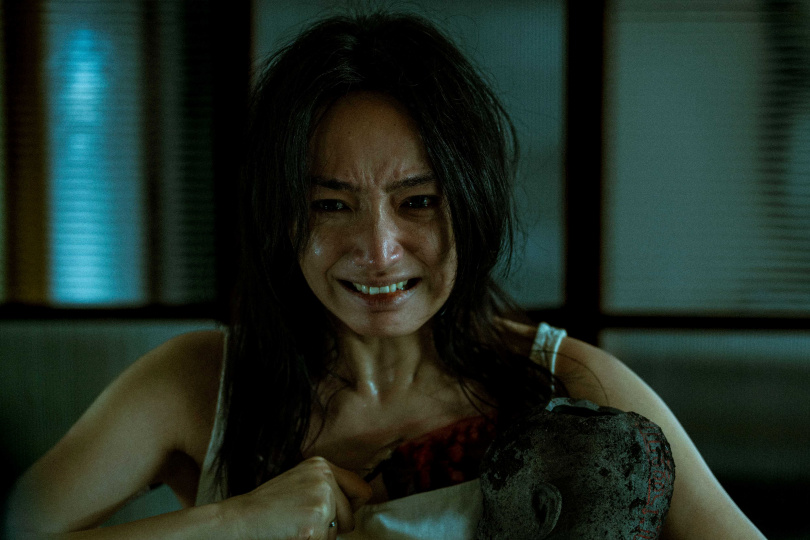 蔡思韵力拚「新一代鬼后」，刀割胸口獻祭展現入魔演技。（圖／天予電影提供）