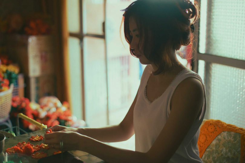 9m88在《女孩》幾近素顏演出苦命母,展現時代悲歌下的堅毅力量。(圖/甲上娛樂提供)