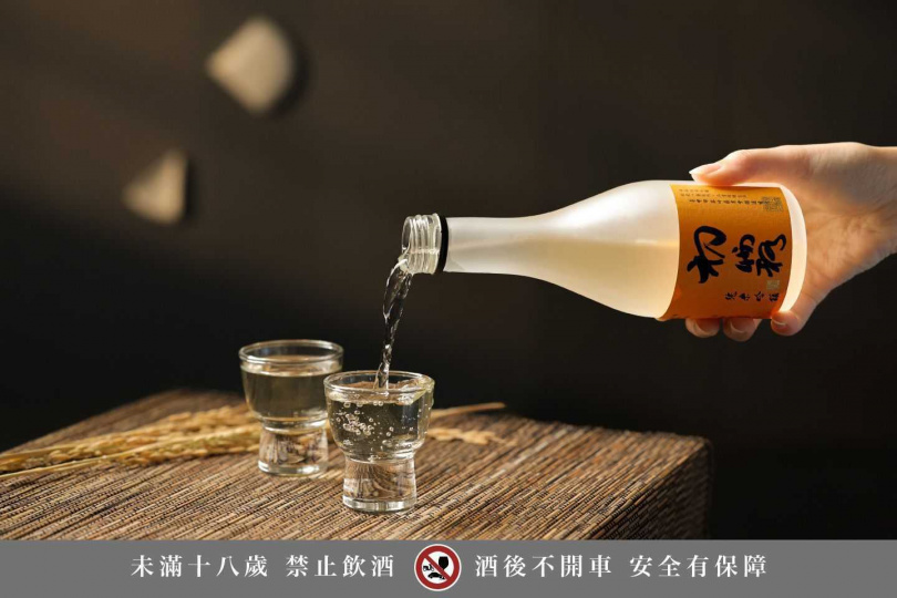 晶泉丰旅延續與霧峰農會酒莊合作,於「從心.澄淨」專案中贈送屢獲國際酒評肯定的「初霧純米吟釀」,以細緻清香陪伴冬日旅程。(圖/晶泉丰旅提供)