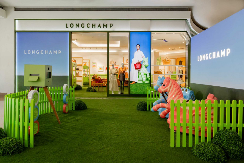 Longchamp打造新春限定「搖搖馬樂園」,1月15日至2月1日於台北101精品店前方廣場登場。(圖/品牌提供)