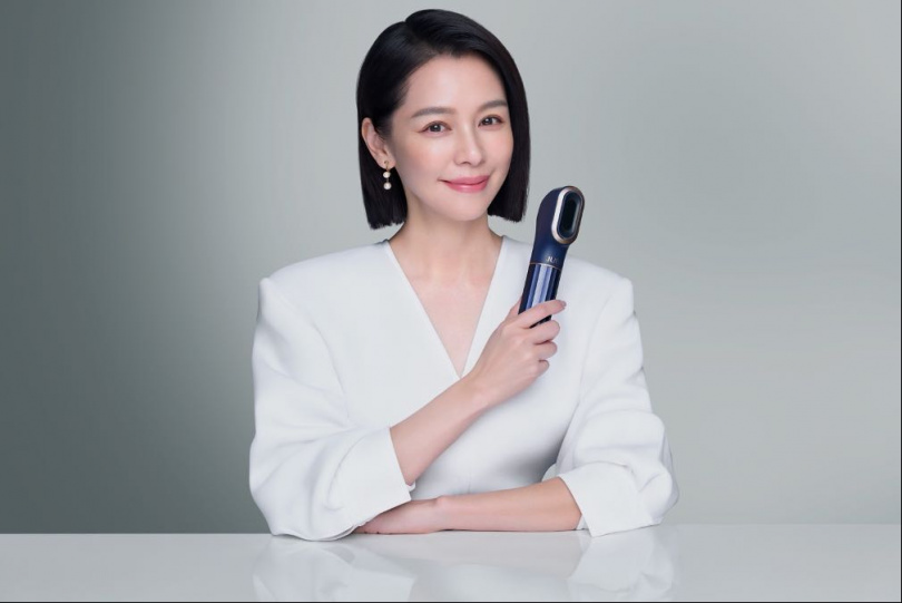 徐若瑄以一身純白造型現身JUBI Plasma離子束時光機記者會。（圖／品牌提供）
