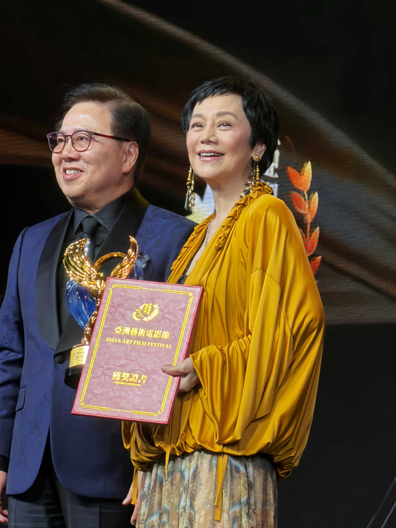 香港國際電影節協會主席王英偉博士（左）昨在「2026 亞洲藝術電影節」金海燕獎頒獎典禮上頒獎給張艾嘉。（圖／甲上娛樂提供）