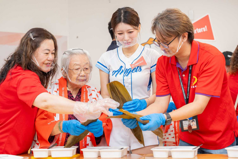 李雅英出席「Be supporters!」計畫,與日照中心長輩一起體驗包粽子。(圖/三得利健益提供)