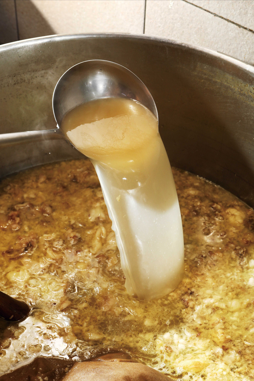 湯頭Check！綜合湯頭　以昆布、洋蔥、甘蔗、牛骨、內臟熬製6小時。（圖／于魯光攝）