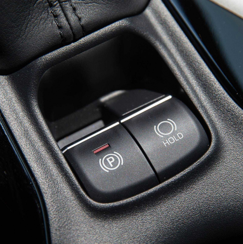 排檔桿座後方為電子駐車開關及Auto Hold按鍵；旗艦版配備7吋數位儀表板。（圖／黃耀徵攝）