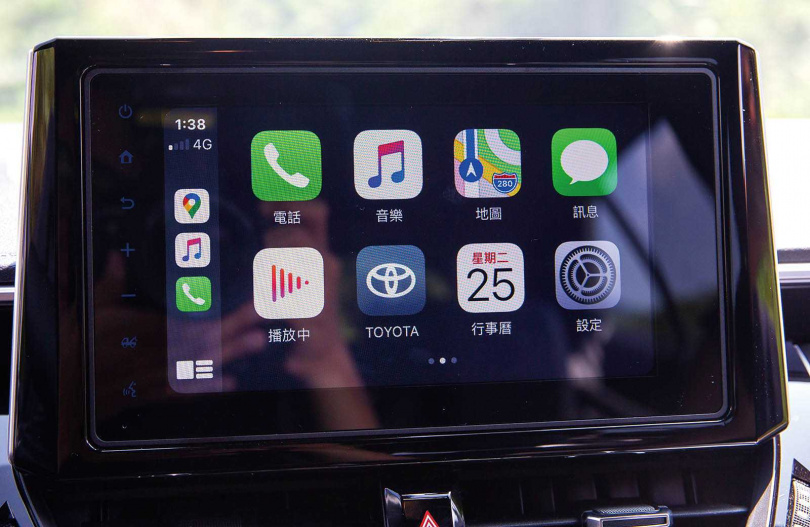 搭載主流的懸浮式八吋螢幕，當然也標配Apple Carplay以及Android Auto。（圖／黃耀徵攝）