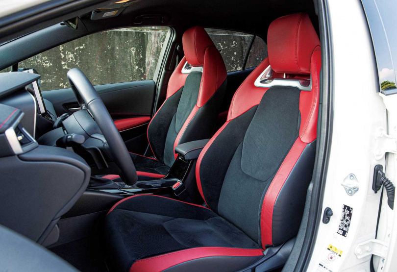 Corolla Sport與前代Auris不同，前代座椅採用「紅黑撞色」設計。（圖／黃耀徵攝）