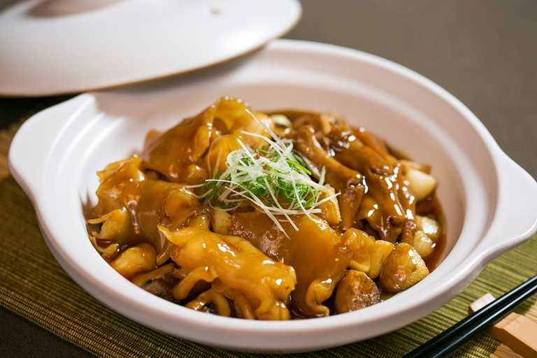 國賓粵菜廳的「北菇花膠鵝掌煲」，可以冷凍外帶。（780元）