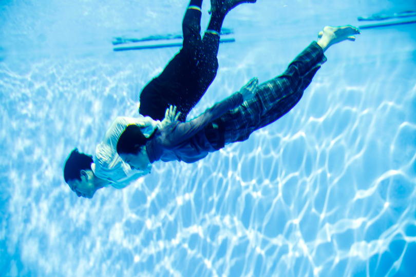 兩人潛下七米深的水池中拍攝落水重頭戲。（圖／瀚草影視提供）
