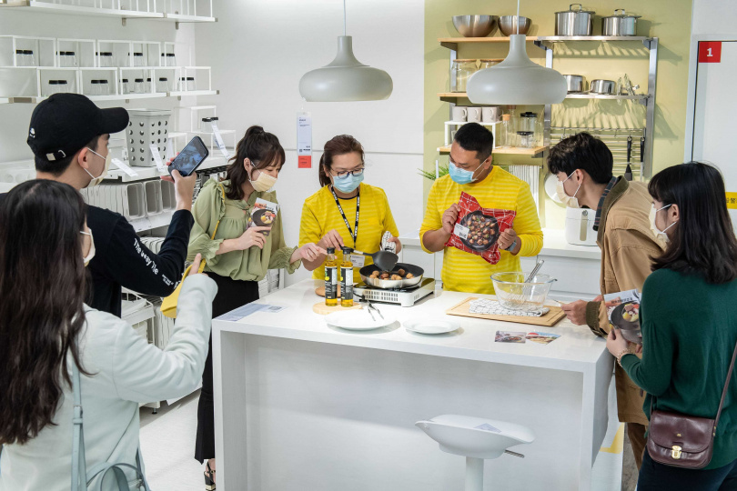 有鑑於自煮比例增加，台北城市店首創Live Kitchen Show，使用IKEA冷藏冷凍食品由專人示範分享以簡單步驟烹調道地瑞典美食！