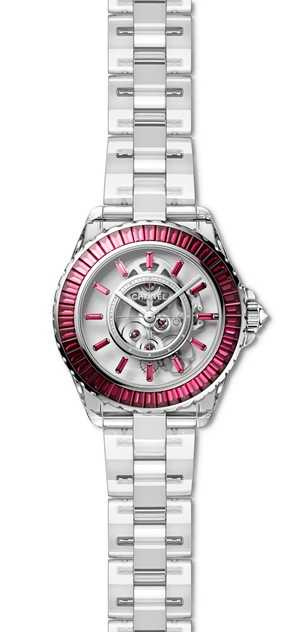 CHANEL「J12 X-RAY」腕錶全新「Red Edition」系列，藍寶石水晶錶殼，限量12只╱20,332,000元。（圖╱CHANEL提供）