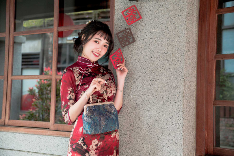 承載濃厚台灣歷史色彩的剝皮寮老街非常適合穿旗袍來拍網美照。（圖／IG @yulin842／台北凱達大飯店提供）