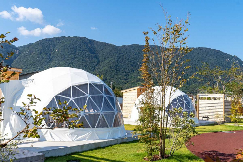 今年7月琵琶湖畔新開幕的豪華露營地「AFUMI KITAKOMATSU」，打造奢華帳篷及Villa別墅。