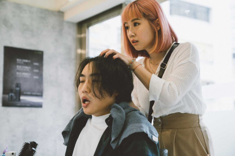 《本日公休》方志友飾演髮型師阿玲，染粉紅髮當洗頭小妹。（圖／威視提供）