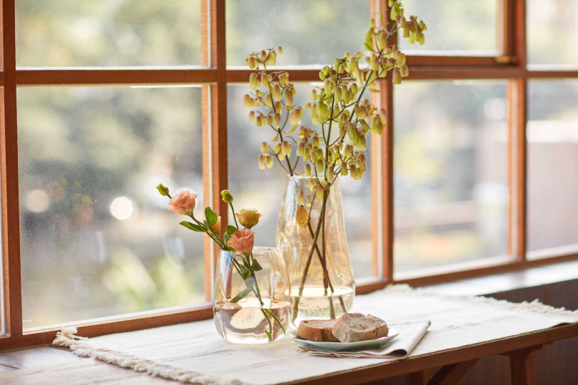 以透光材質花器打造屬於居家的透明感。