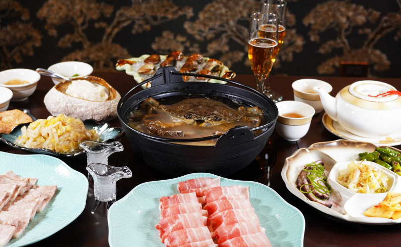 「鍋王雙人套餐」包含遼寧酸菜白肉鍋、新鮮活體大海蟹、台灣帶皮五花肉、手工溫體豬肉丸等超過10道好料。（6,880元+10%）