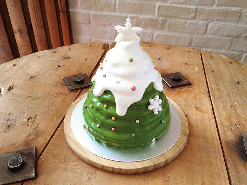 「浪漫水晶球．雪の耶誕樹」以翻糖雪花覆蓋抹茶蛋糕，內餡有草莓及抹茶甘納許。（980元／6吋）（圖／Bonnie Sugar提供）
