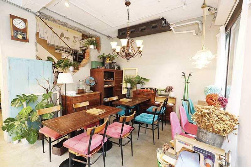 台北師大店以木桌、雜貨營造懷舊感。（圖／Bonnie Sugar提供）