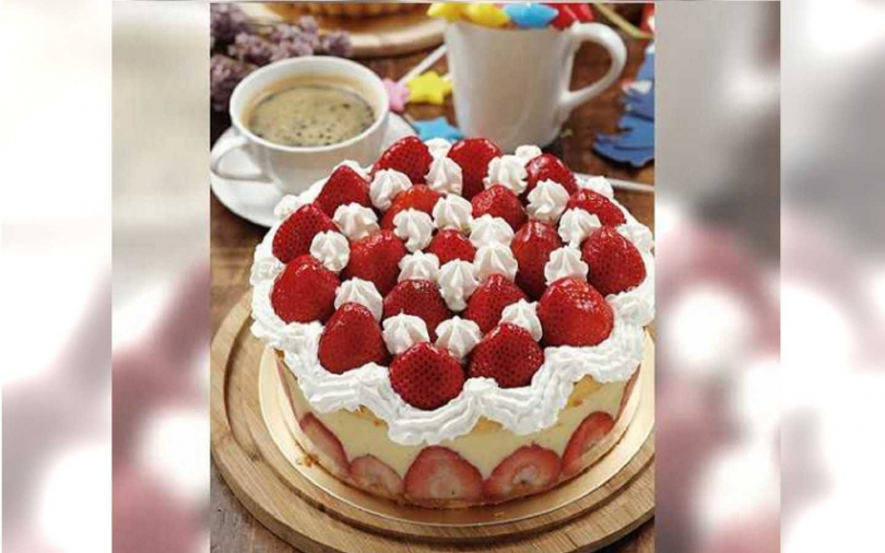 「花朵緞帶草莓蛋糕」內裡為蜂蜜蛋糕及卡士達醬，內外都有草莓。（1,280元／6吋）（圖／于魯光）