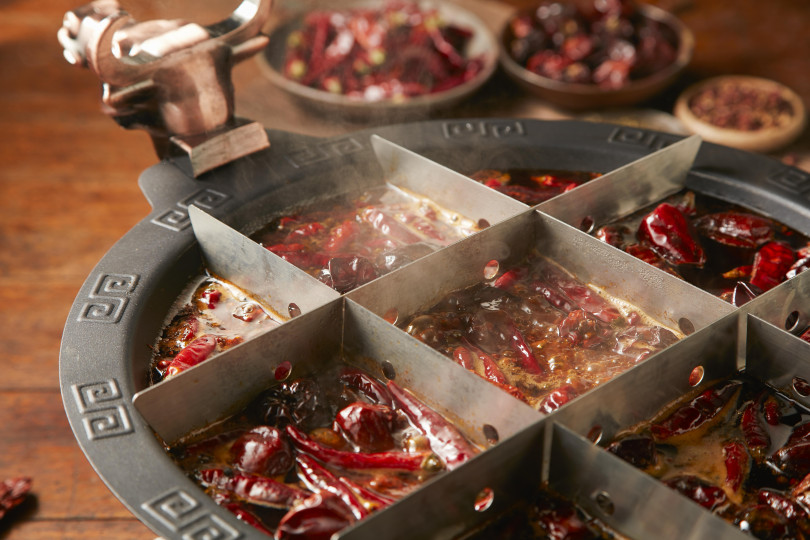 九宮格鍋的溫度不同，食材也會被分散烹煮，食用時更容易撈取。（圖／乾杯集團提供）