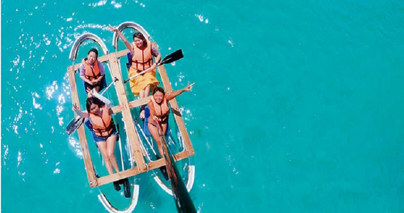 在月汀里海邊划透明底殼船，是當地最受歡迎的水上活動。（圖／濟州觀光公社提供）