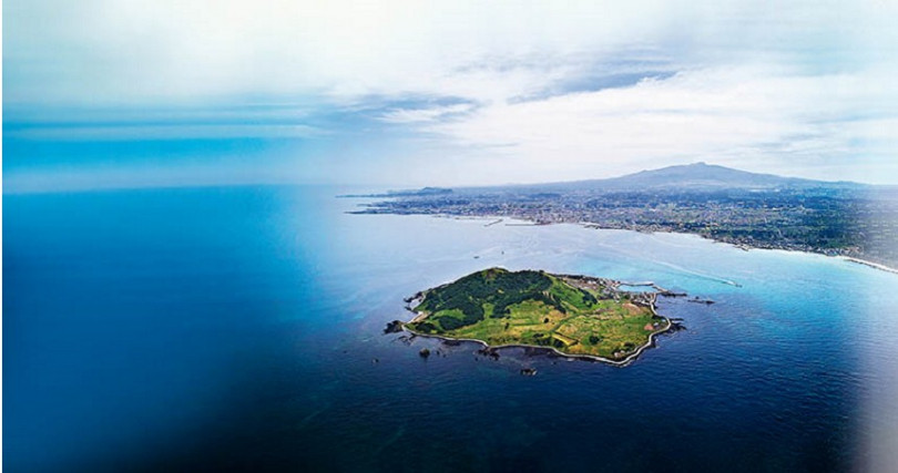 從高空俯瞰濟州島與沿岸美景，令人心曠神怡。（圖／濟州觀光公社提供）
