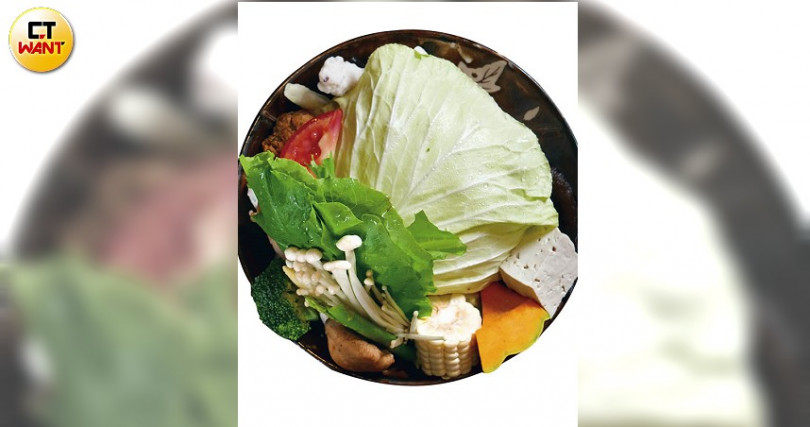 店家會隨季節調整菜盤內的新鮮時蔬、水果玉米與各式菇類。（圖／于魯光攝）