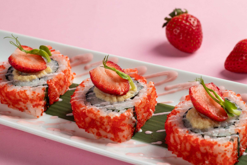 還能製作成創意十足的「草莓捲壽司」，淋上草莓優格與新鮮草莓的妝點，讓原本的花壽司變成夢幻可口。