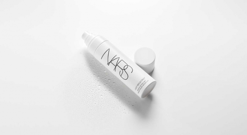 NARS 首支水感定妝噴霧!將完美底妝牢牢強化固定,獨家隱形水感成膜技術,極細緻的水霧遇到底妝後立刻成膜定型。NARS 裸光超持久亮顏定妝噴霧/1,300元(圖/品牌提供)
