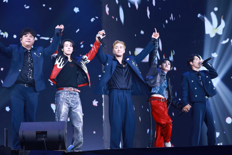 5人在最後一刻合體演唱SUPER JUNIOR20年前的出道神曲〈Miracle〉,掀起全場粉絲的歡呼與尖叫。(圖/讀者提供)