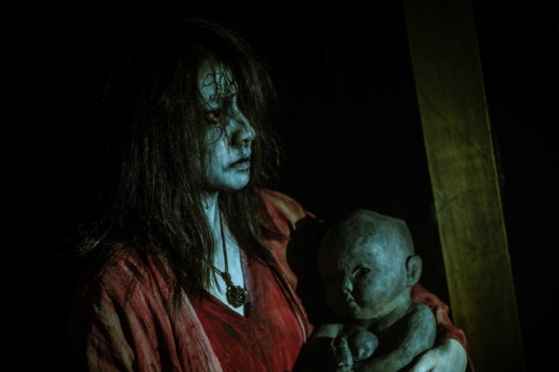 周采詩特化3小時,從女神變滿臉裂痕的驚悚女鬼。(圖/天予電影)