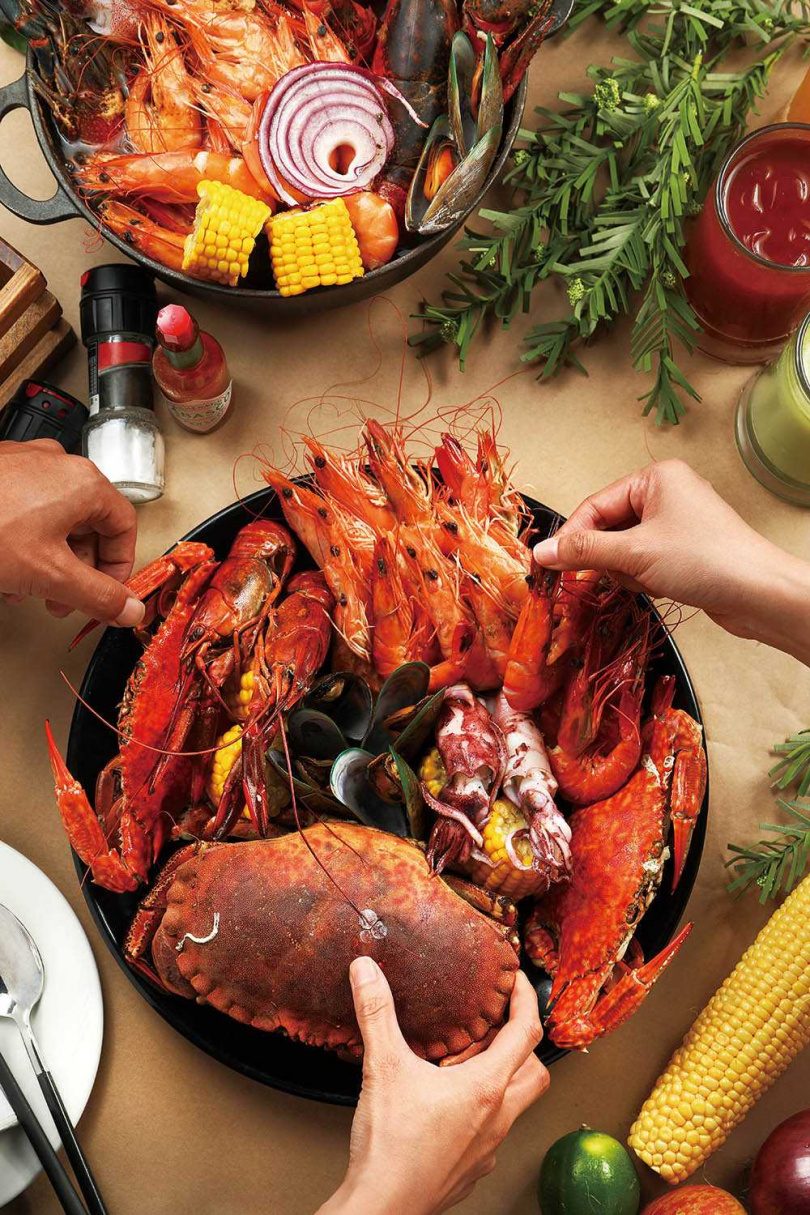 嚴選當季新鮮海產的「手抓海鮮桶」，能讓客人吃到尚青的旬之味。（2,280元雙人雙享套餐）（圖／于魯光攝）