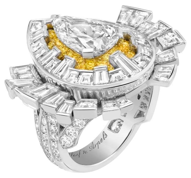 Van Cleef & Arpels「Sous les Étoiles」系列高級珠寶，鑲嵌可互換式圖騰的「Halley」項鍊和戒指，白K金、黃K金、1顆重11.29克拉的艷彩黃鑽、1顆重3.26克拉的DFL級梨形鑽石、黃鑽及白鑽。（圖╱Van Cleef & Arpels提供）