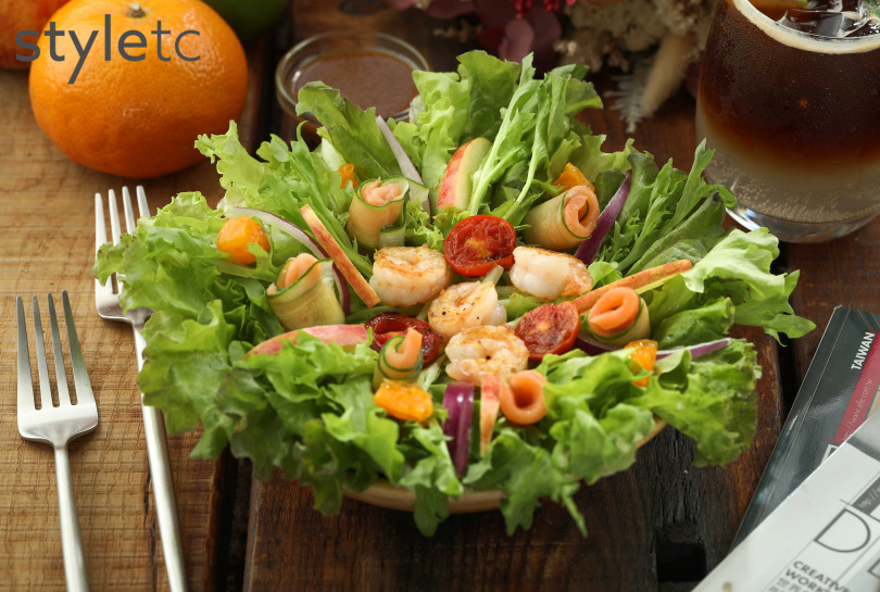 「清Salad」以隨時令調整的蔬菜搭配煙燻鮭魚、炙燒蝦仁，讓味蕾得以清爽。（230元，圖／于魯光攝）