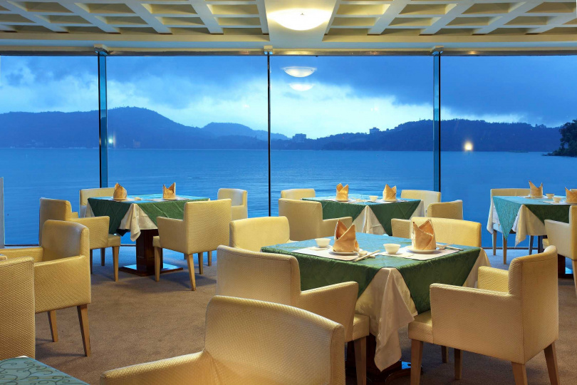 力麗儷山林會館的魚藻餐廳有大片落地玻璃直接面向日月潭的湖景。