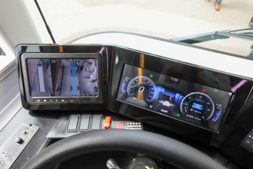 車內儀表採用了電子式儀表板，並且整合各式安全資訊。（圖／張文玠攝）