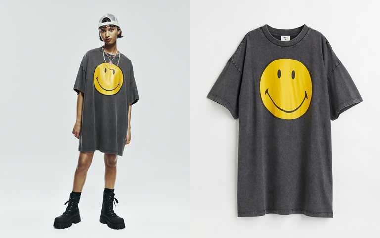 SmileyWorld x H&M圖案T恤洋裝／699元 Oversize的上衣不妨直接當成洋裝單穿。（圖／品牌提供）