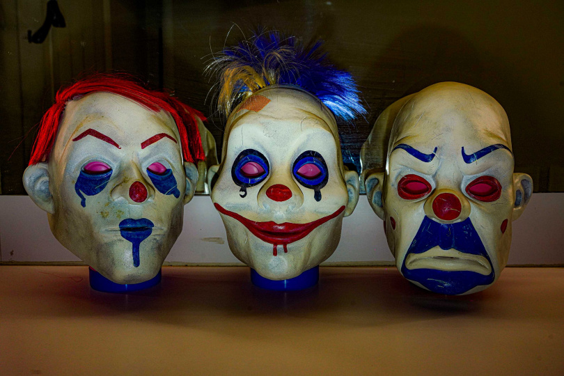 李玉璽為了小丑面具特別買假人頭，但媽媽卻很有意見。（圖／莊立人攝）