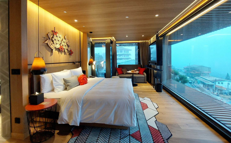 豪華房皆採紅色系視覺，並附有單人沙發床可做為加床使用。（圖／魏妤靜攝）