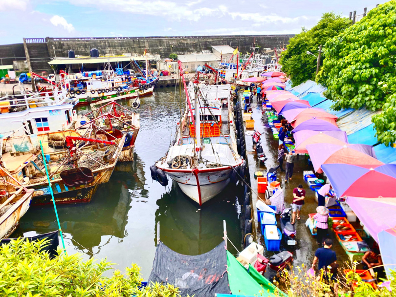 大溪漁港旁的魚市場總吸引民眾前來選購海鮮。（圖／黃士洋提供）