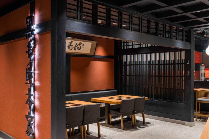 新北旗艦店 - 傳統京都風格的黑毛屋本家，設有方便於單人享用的U型吧檯及四人桌，共52席次，以日本鍋物傳教士之姿，提供道地的日式鄉土鍋物美味。 （圖．乾杯集團提供）