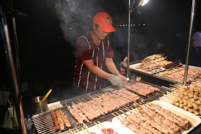清溝夜市人氣的烤肉攤位。（圖／宜蘭縣政府提供）
