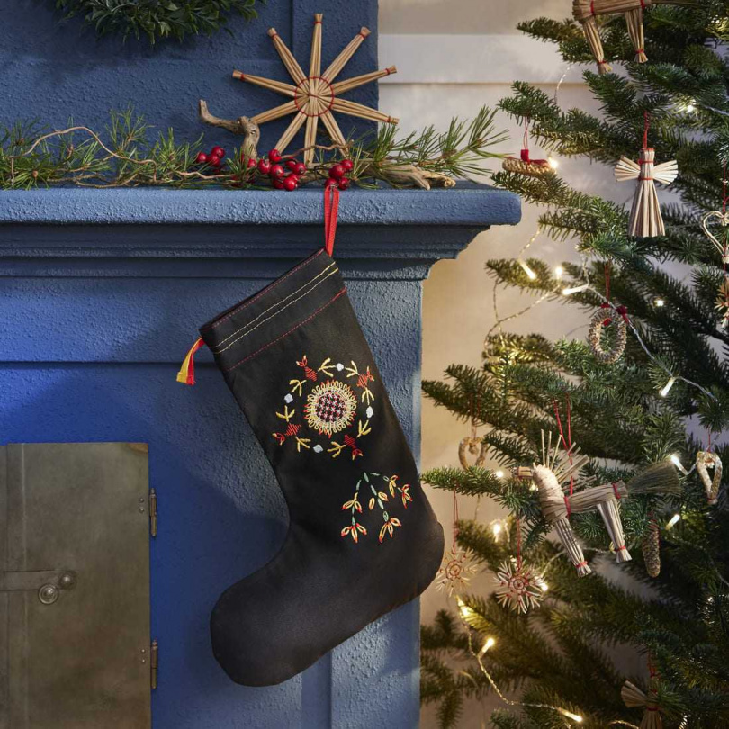 在北歐將聖誕襪掛在床頭、壁爐或窗邊已成為節慶必備，具有刺繡圖案的VINTERFINT聖誕長襪，以色彩鮮豔明亮的繡線，搭配北歐民俗傳統圖案。