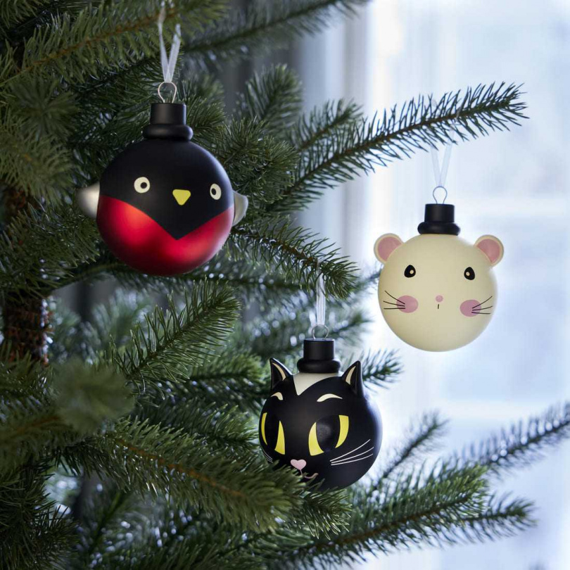 VINTERFINT動物裝飾球3件組，揮別單調的圓球設計，外型靈感取自北歐森林動物的貓、鳥和老鼠等，附有緞帶方便懸掛。