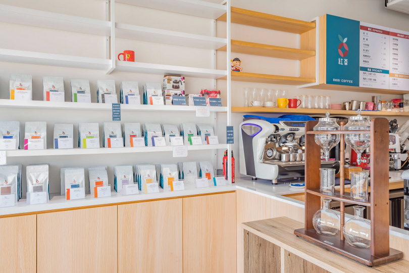 紅菓咖啡的咖啡豆及濾掛咖啡運用各種顏色的包裝設計來區別不同風味，展示陳列就如同「Pantone色票」般呈現，圖為桃園大溪店。