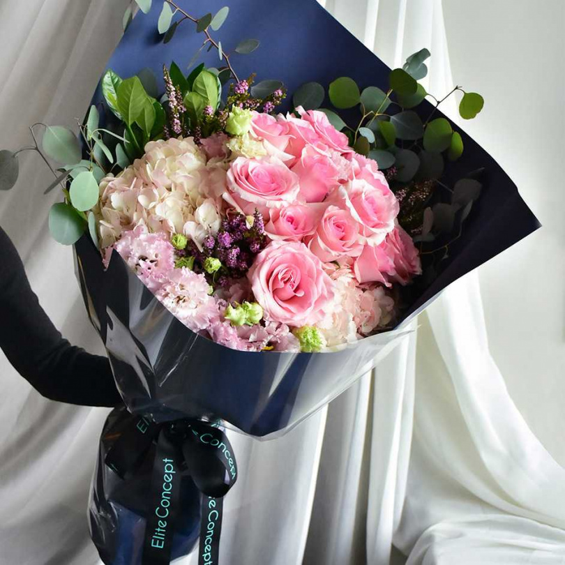 「粉玫情語．粉紅玫瑰鮮花束」以粉紅玫瑰花代表著純真美好的初戀。(圖／六福旅遊集團提供)