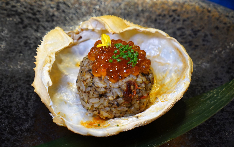 「松葉蟹甲羅燒」的米飯帶有類似鍋巴的口感，整體具有飽滿的大海鹹香與蟹肉鮮甜。